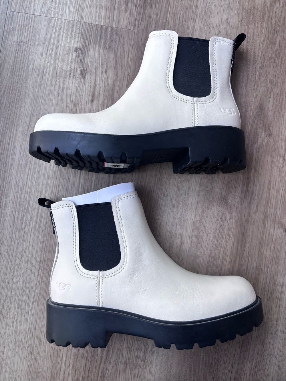 Women’s UGG BOOTS Ashton Chelsea waterproof white leather boots NWOB size 8